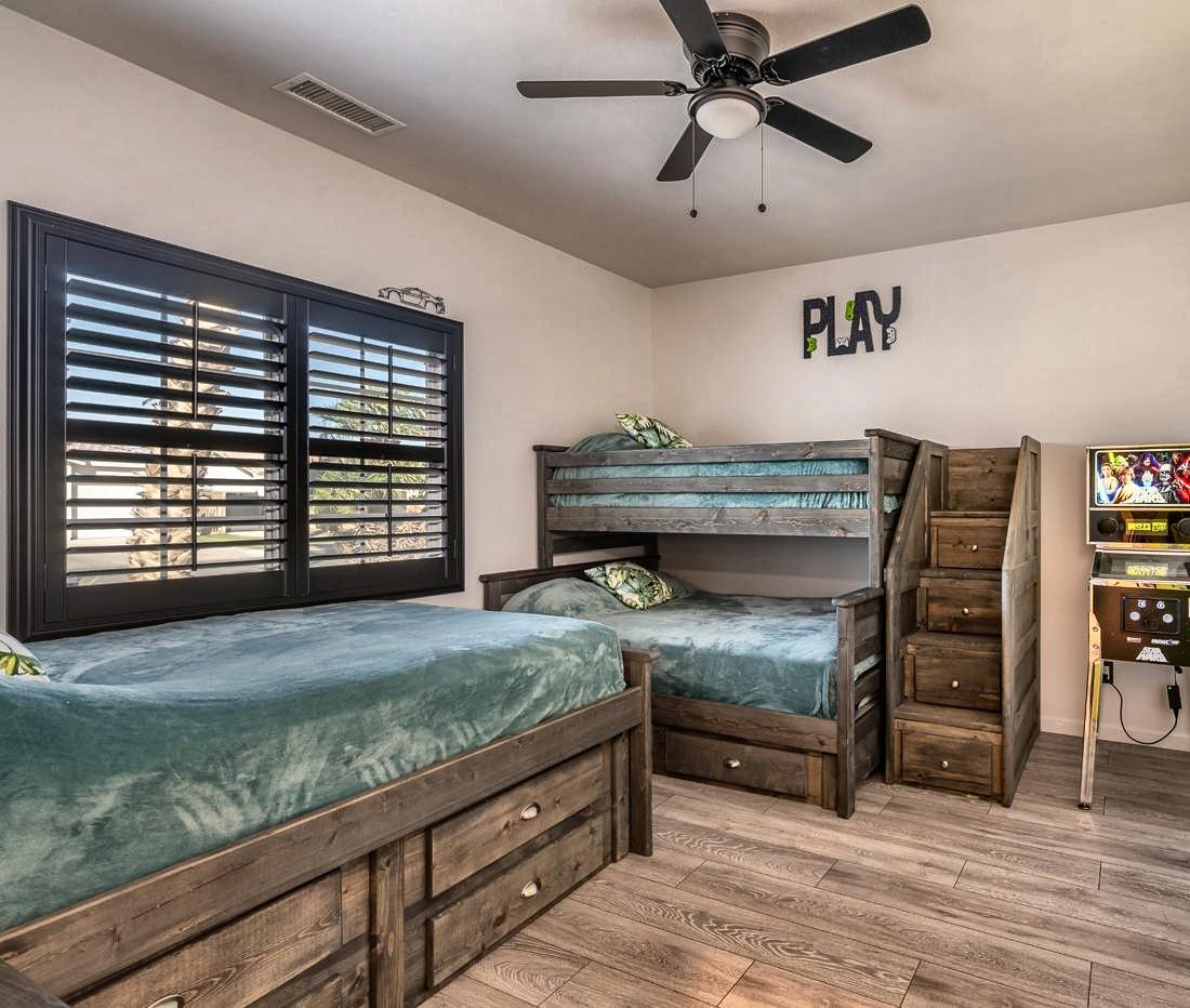 Thermal gaming and racing room with bunk beds